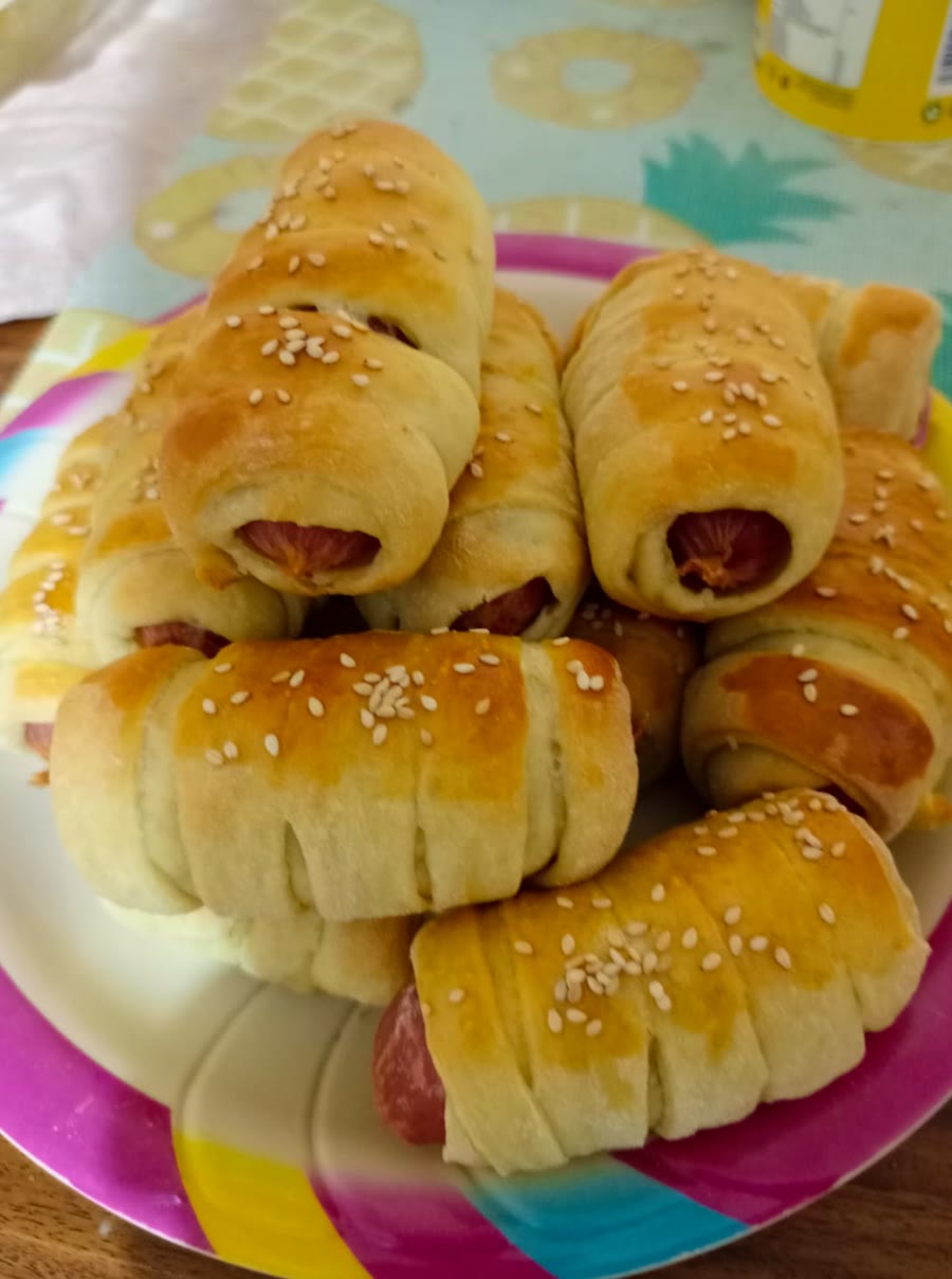 Sesame-topped sausage rolls